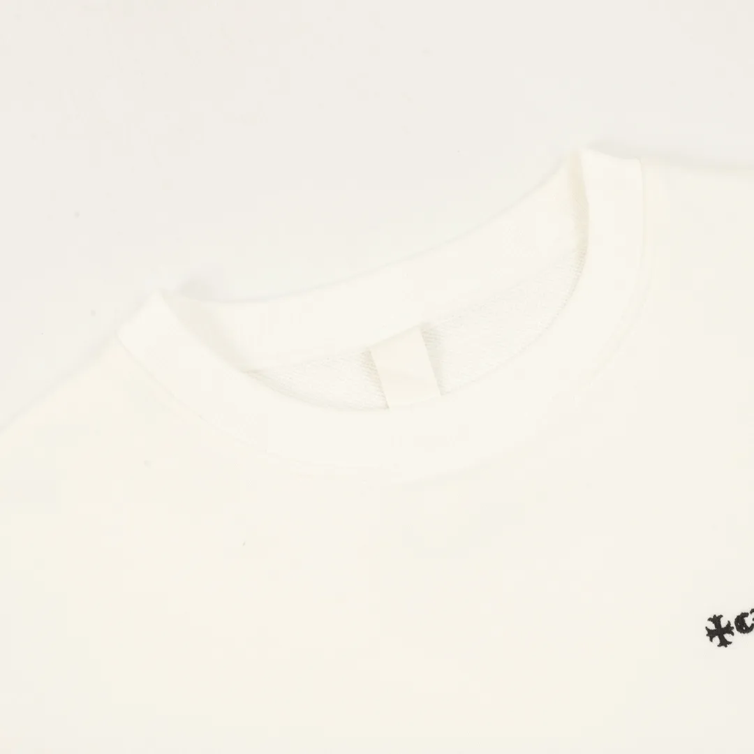 🅿️500 Chrome Hearts/Chrome Hearts 25Fw leather label cross patch embroidered round neck sweatshirt CH24 autumn and winter new leather cross flower cluster sweatshirt, Chrome Hearts has the religious spirit of the Middle Ages, so the cross pattern is indispensable. The cross pattern sewn with the three-dimensional leather label is spread all over the body. The overall clothing is matched with the same color leather label, which looks simple and elegant, and adds a sense of class, which can satisfy the cool style of fashionistas who pursue low-key luxury. 430 grams of 100% cotton terry, no gender restrictions, authentic grade! Color: black, white Size: XS-L